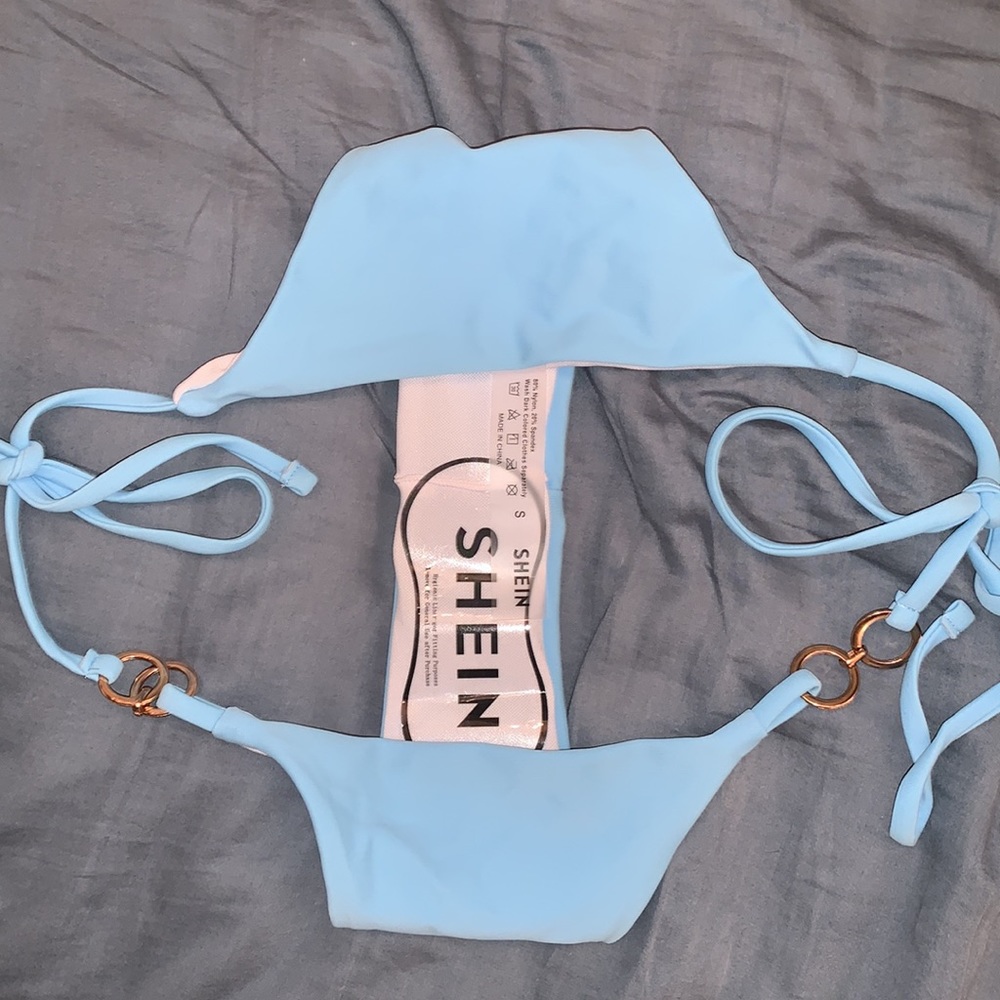 She in bikini - Picture 4 of 4